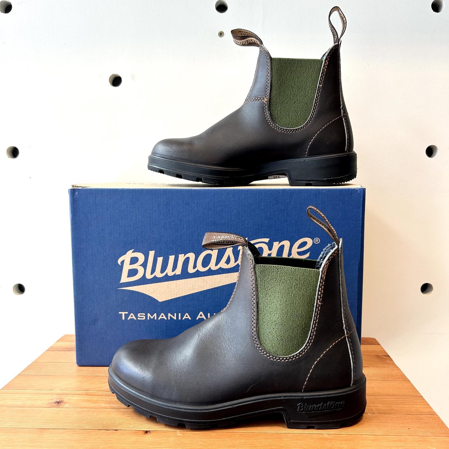 7.5 US - Blundstone Stout Brown & Olive Elastic Sided Boots NEW w/ Box 0413AW