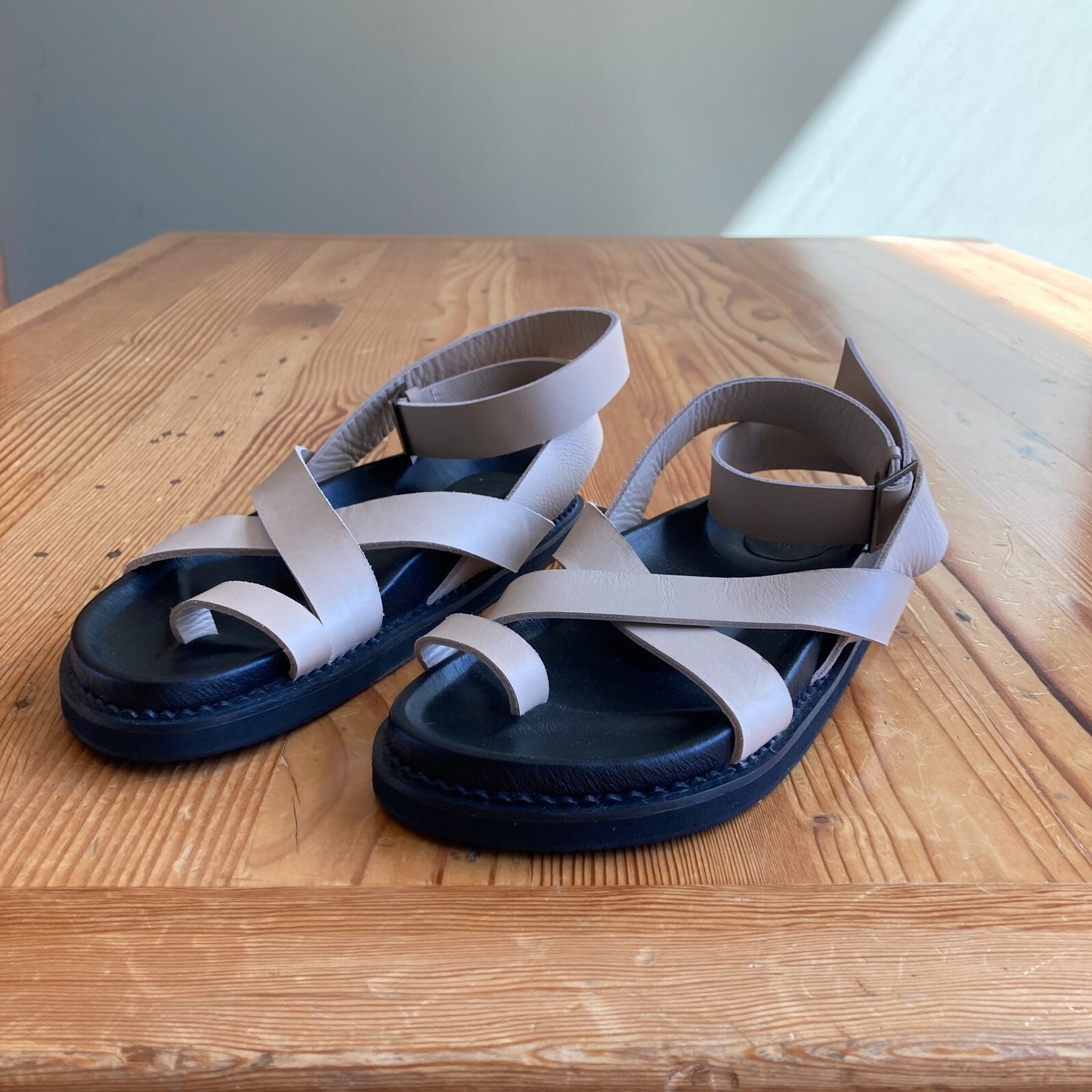 39 / 8 - The Bali Tailor $229 Beige Leather The Leni Strappy Sandals NEW 0323AB
