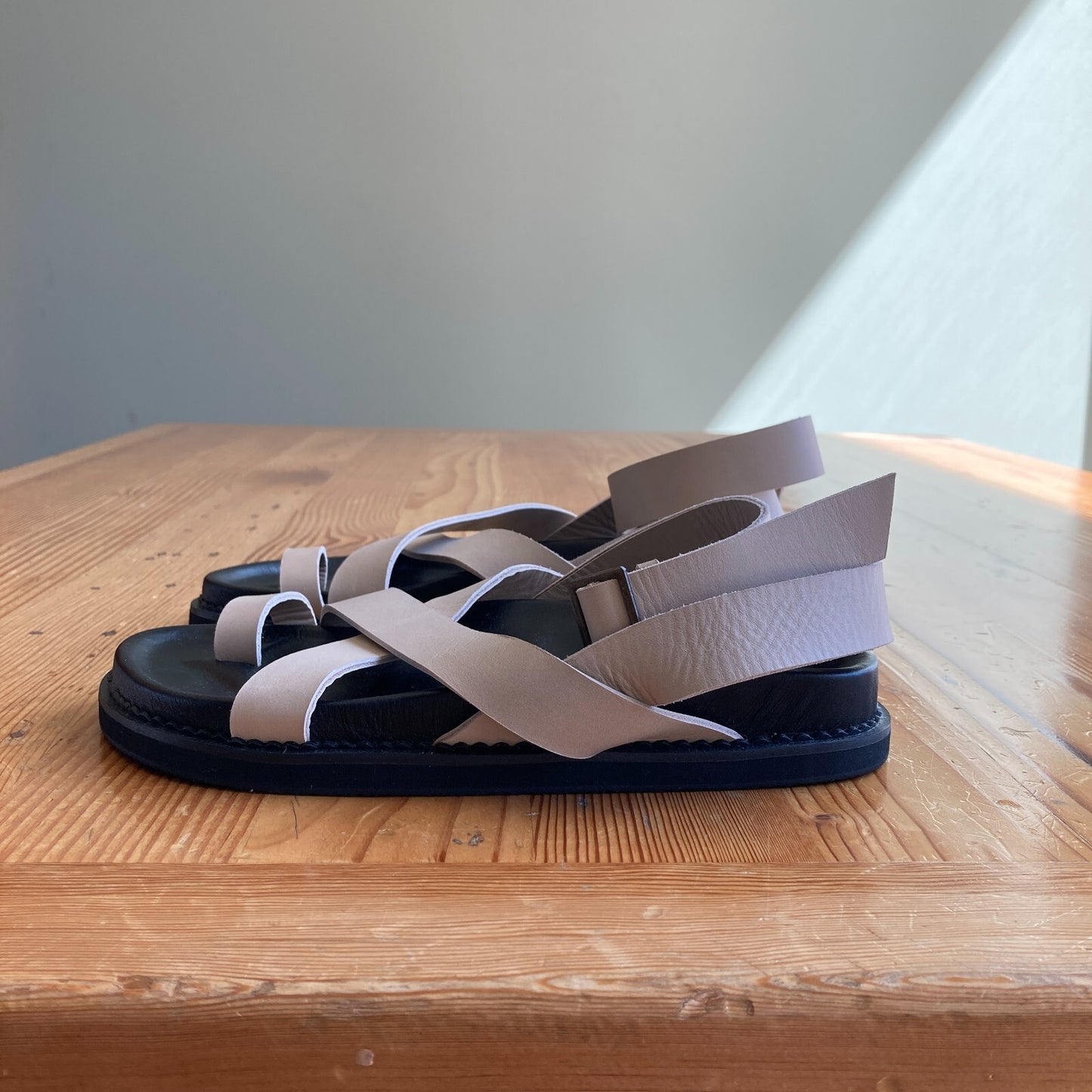 39 / 8 - The Bali Tailor $229 Beige Leather The Leni Strappy Sandals NEW 0323AB