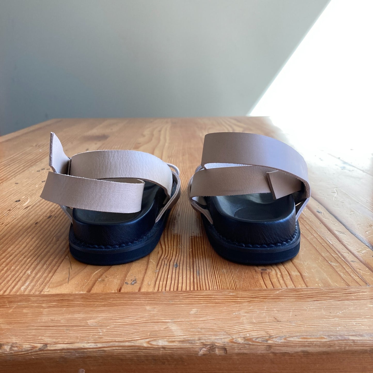 39 / 8 - The Bali Tailor $229 Beige Leather The Leni Strappy Sandals NEW 0323AB