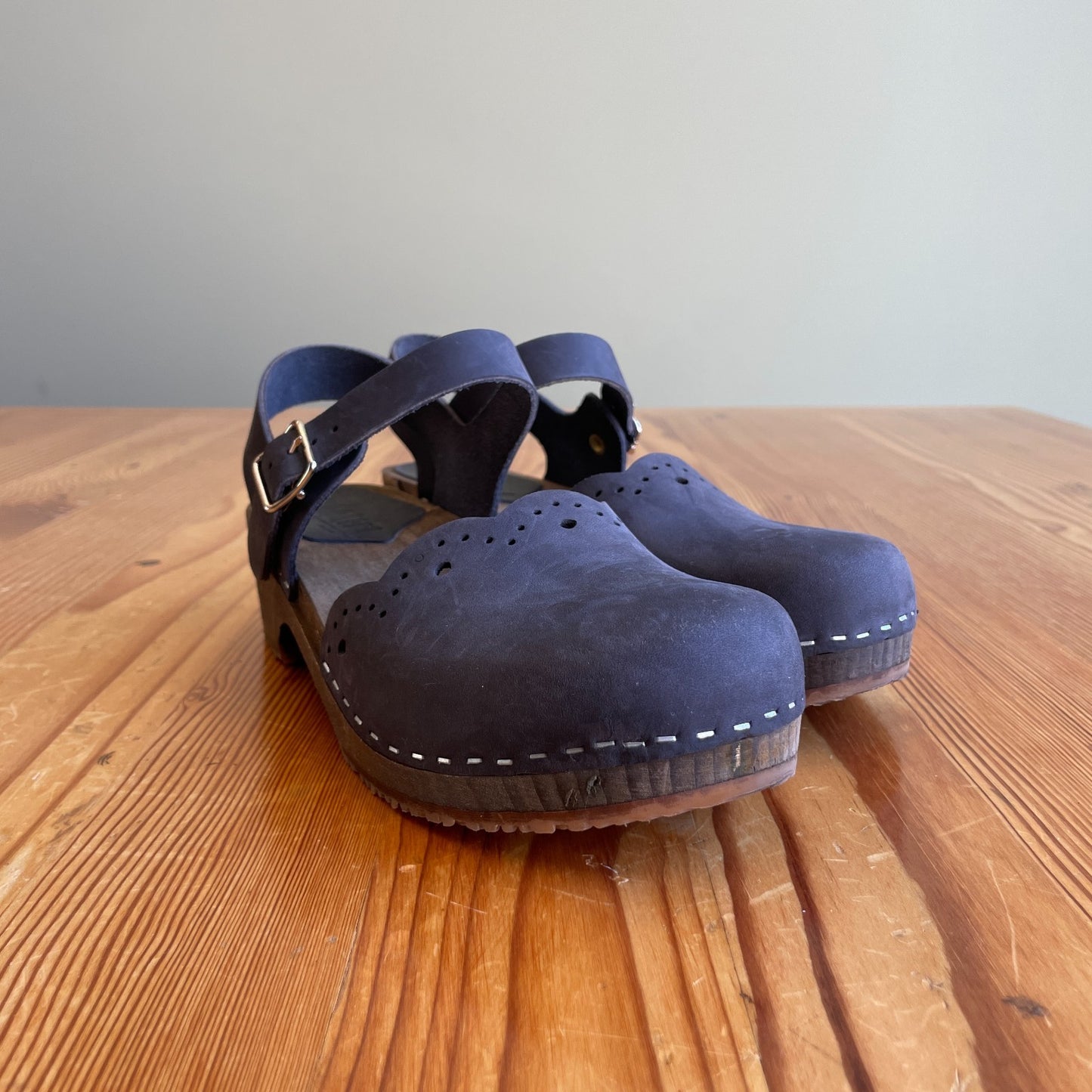 39 / 8.5 - Sandgrens $209 Black Leather Scalloped Low Clogs Shoes 0806KS