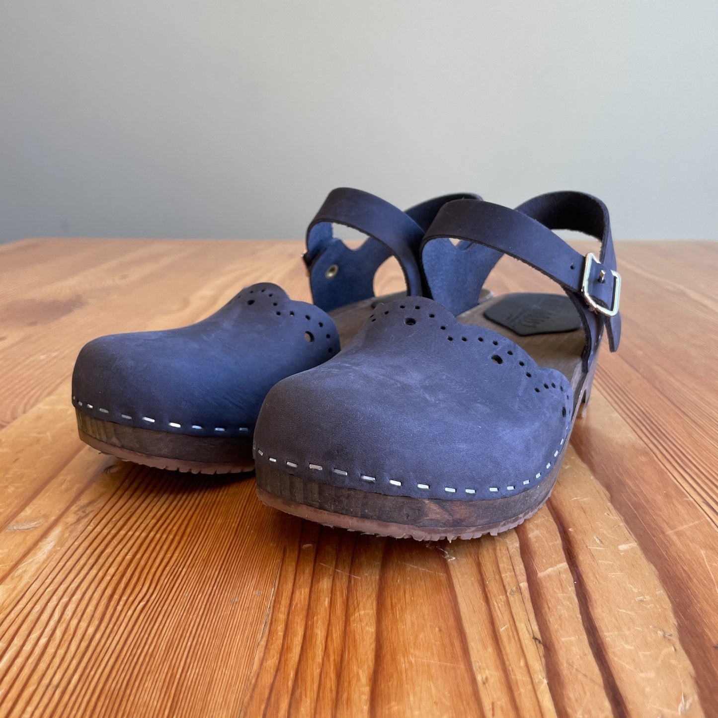 39 / 8.5 - Sandgrens $209 Black Leather Scalloped Low Clogs Shoes 0806KS