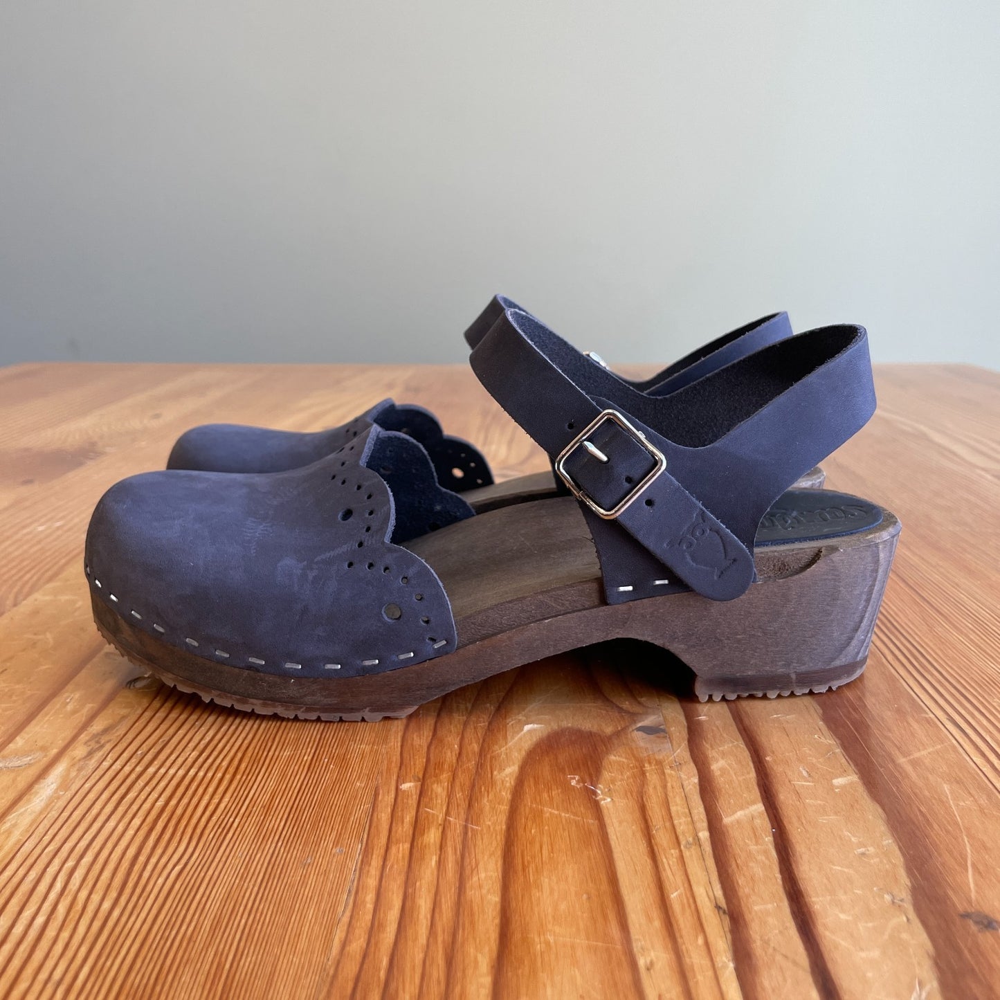 39 / 8.5 - Sandgrens $209 Black Leather Scalloped Low Clogs Shoes 0806KS