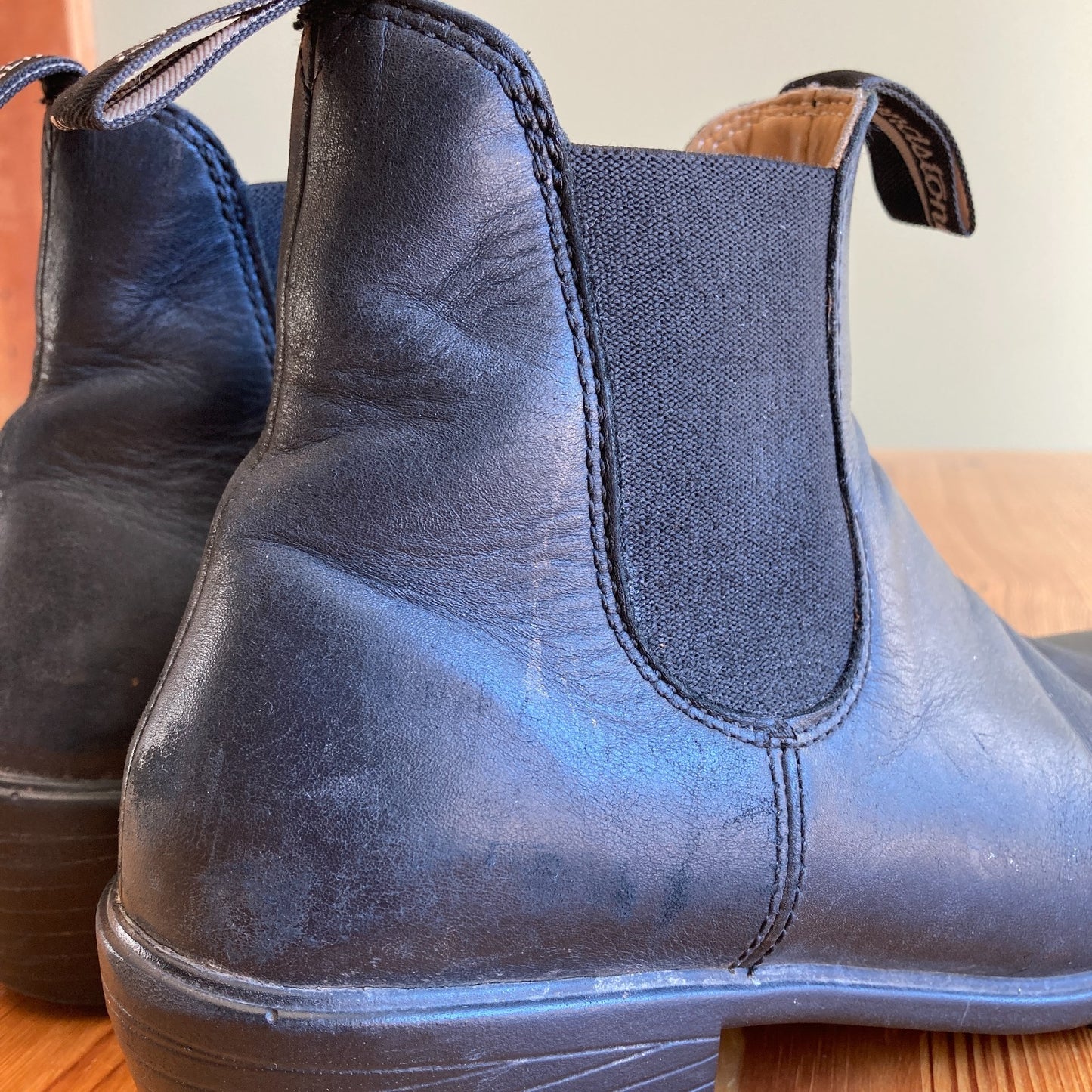 9 - Blundstone $210 Black Leather 1671 Heeled Ankle Pull-On Boots 0131AB