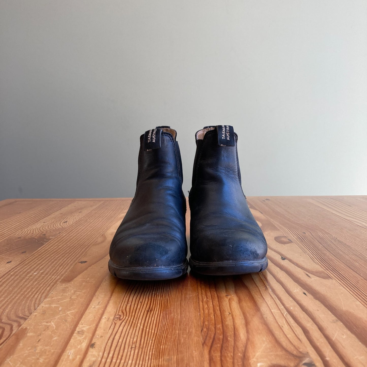 9 - Blundstone $210 Black Leather 1671 Heeled Ankle Pull-On Boots 0131AB