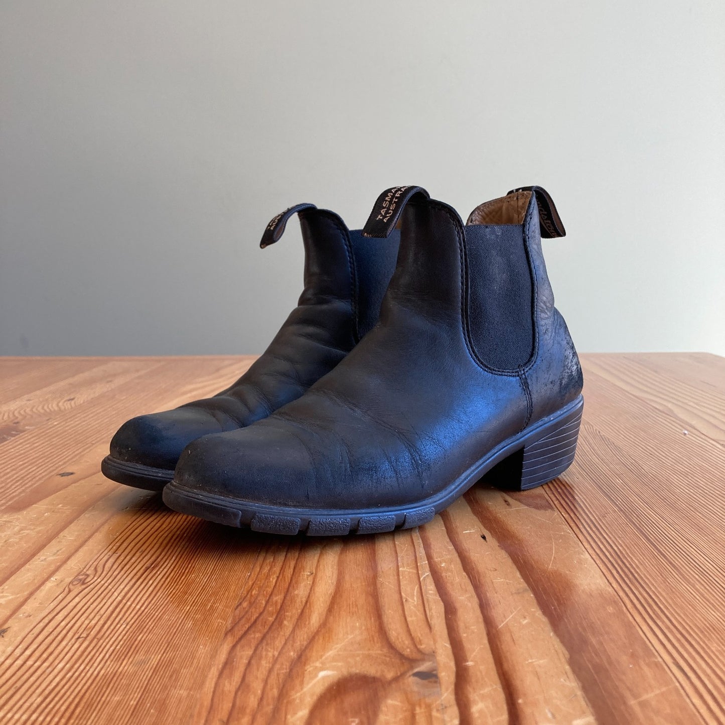 9 - Blundstone $210 Black Leather 1671 Heeled Ankle Pull-On Boots 0131AB