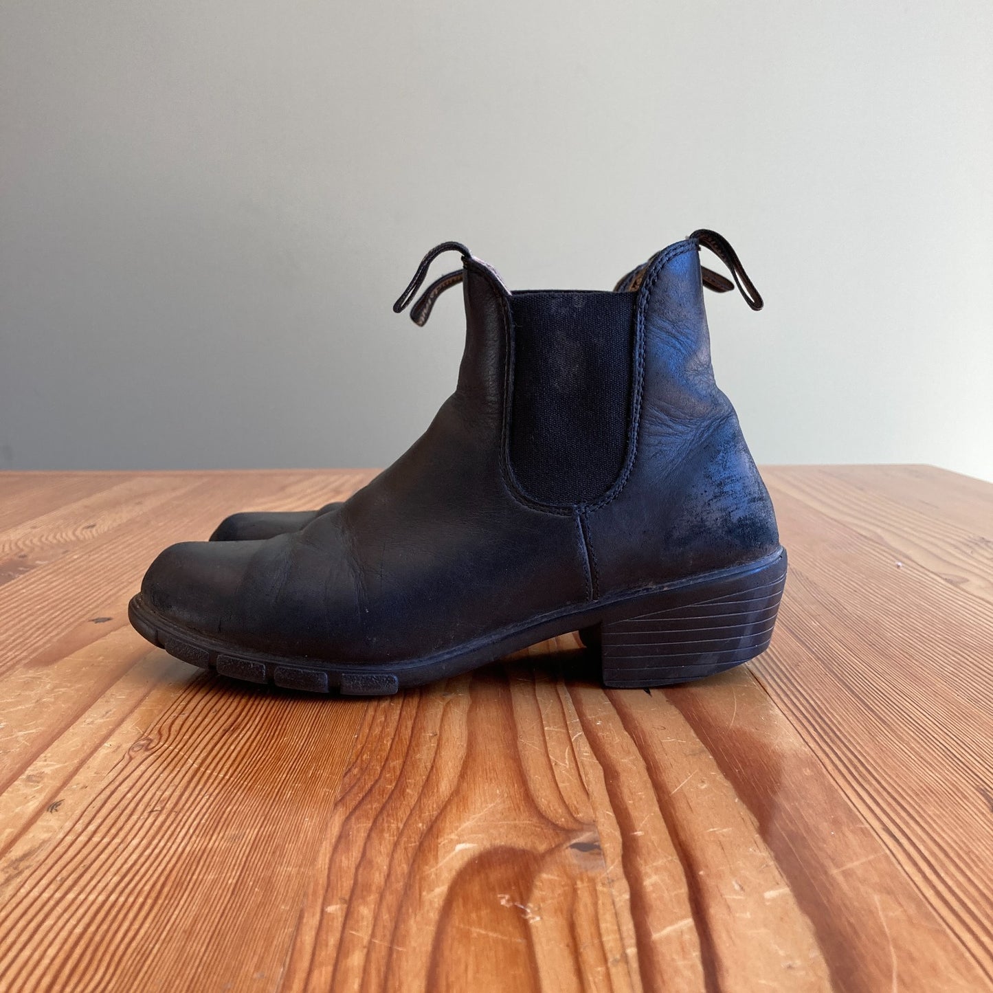 9 - Blundstone $210 Black Leather 1671 Heeled Ankle Pull-On Boots 0131AB