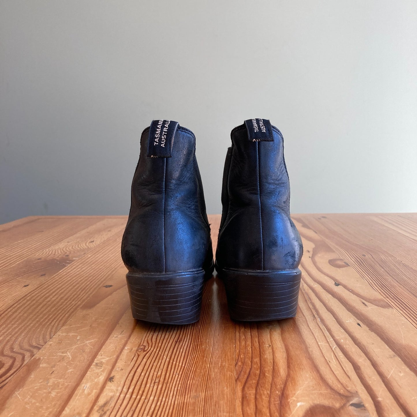9 - Blundstone $210 Black Leather 1671 Heeled Ankle Pull-On Boots 0131AB