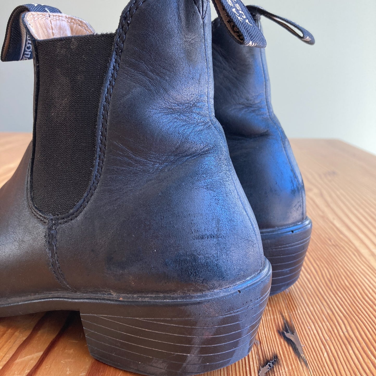 9 - Blundstone $210 Black Leather 1671 Heeled Ankle Pull-On Boots 0131AB
