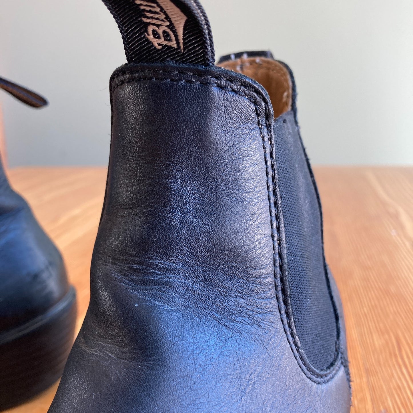 9 - Blundstone $210 Black Leather 1671 Heeled Ankle Pull-On Boots 0131AB