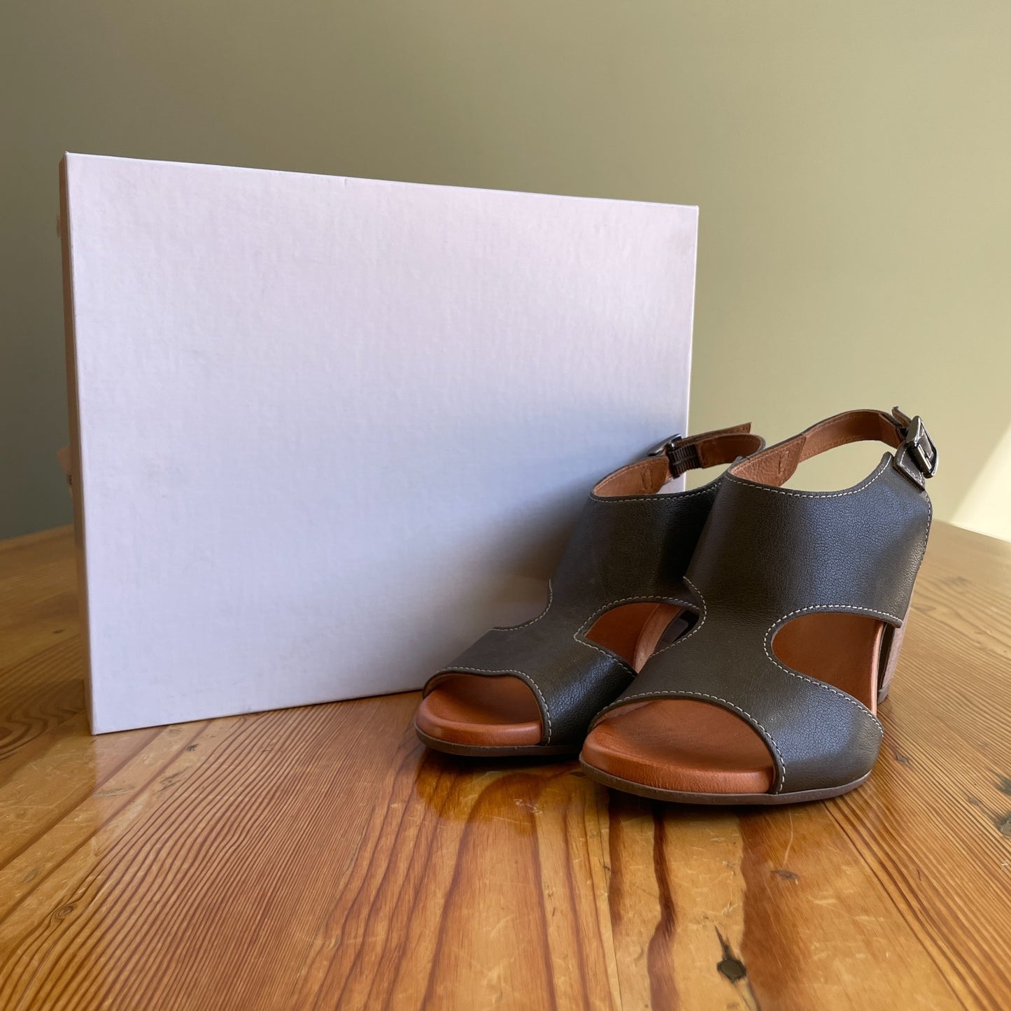 37 / 6.5 -7 - Sundance Catalog Olive NEW Peep Toe Sandals NEW w/ Box 0206RN