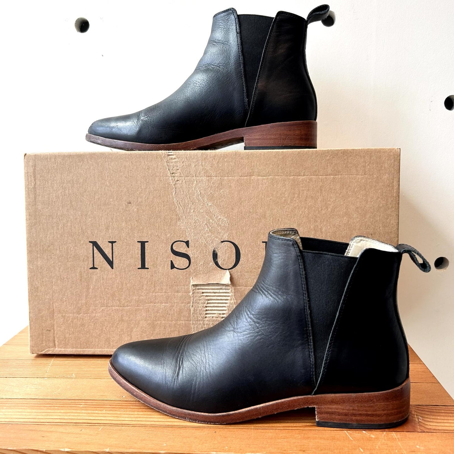 7 - Nisolo Black Smooth Leather Everyday Chelsea Ankle Boots w/ Box 0407DS