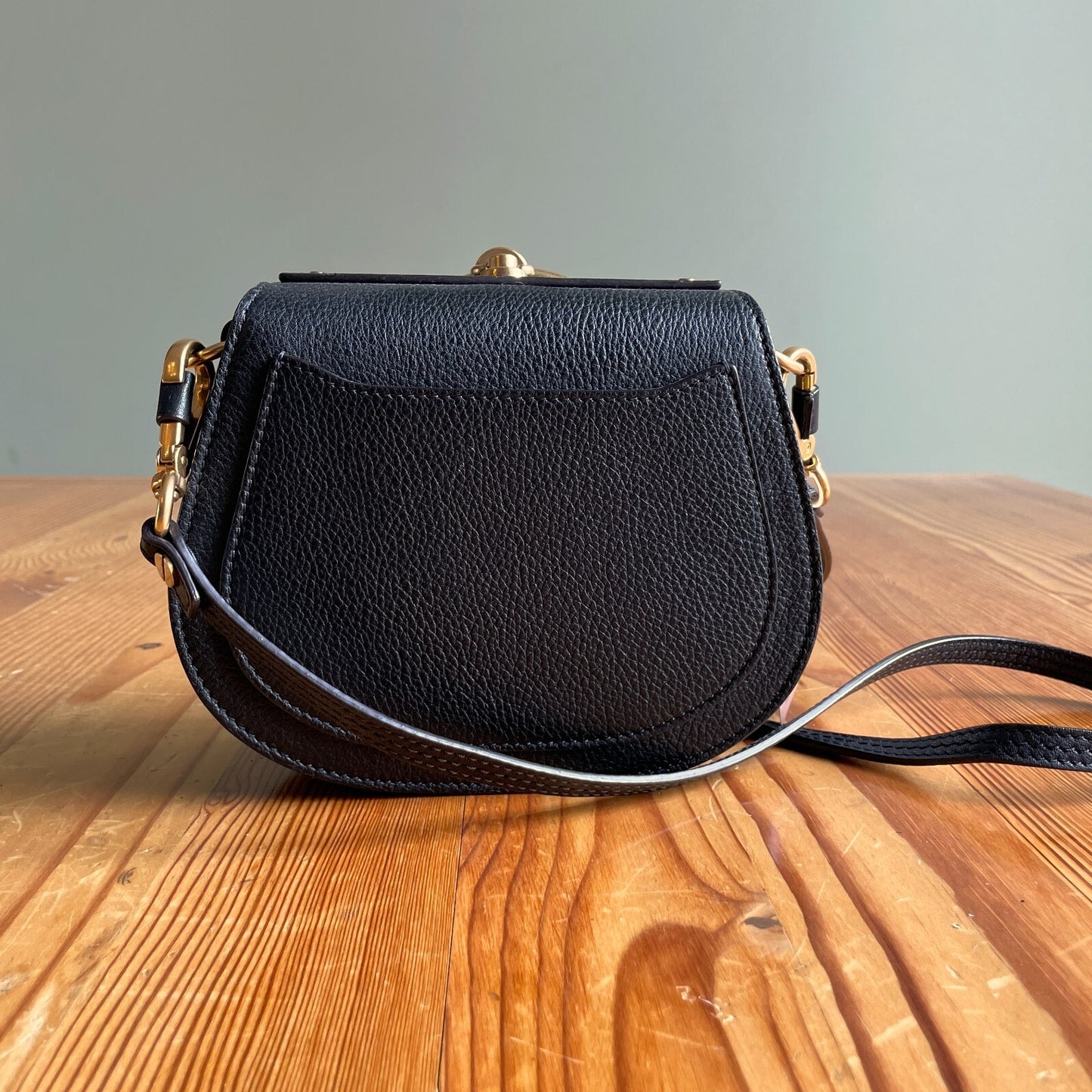 Chloe $1650 Black Pebbled Leather Gold Bracelet Nile Crossbody Purse EUC 0211JB