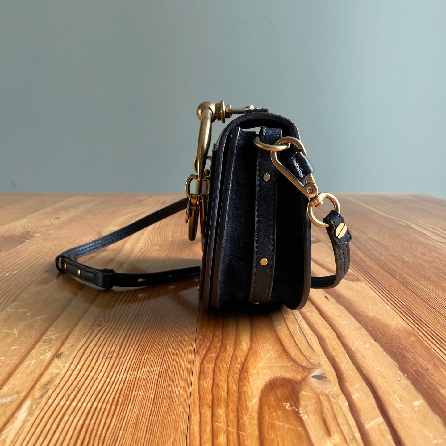 Chloe $1650 Black Pebbled Leather Gold Bracelet Nile Crossbody Purse EUC 0211JB