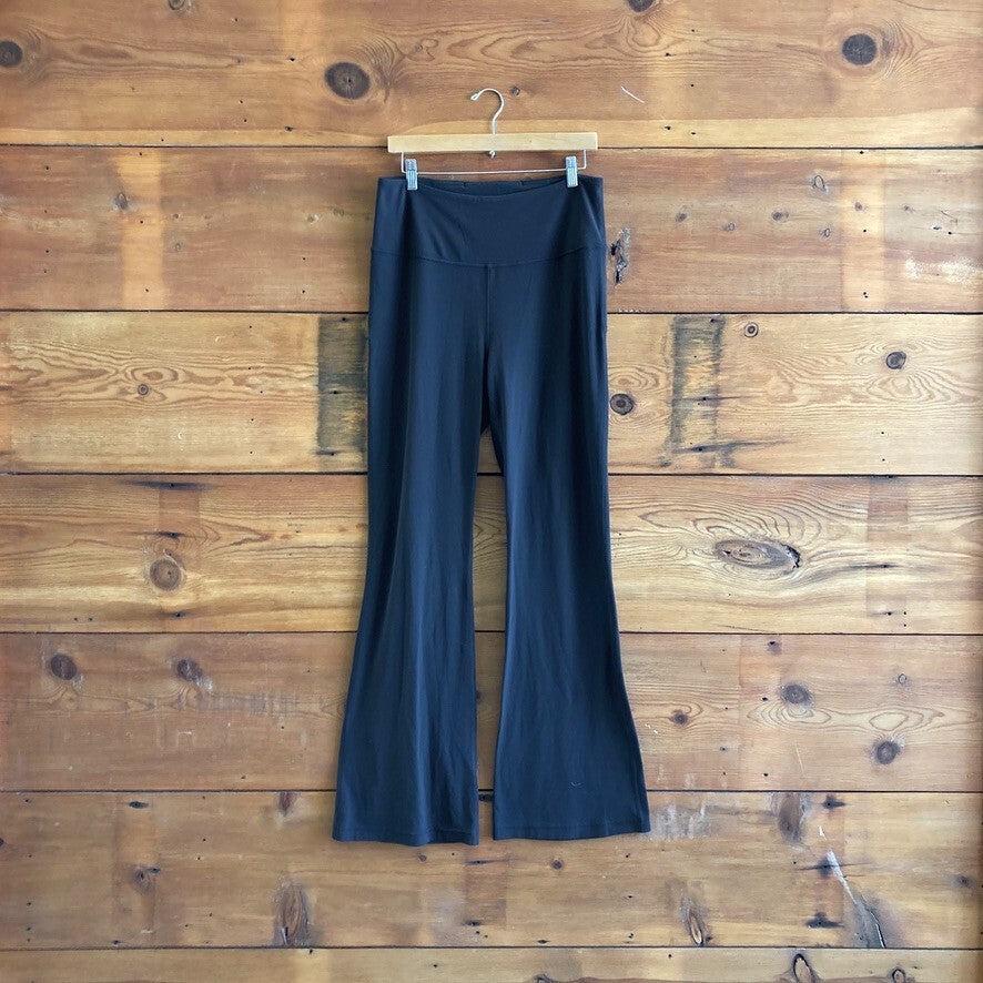 12 - Lululemon Black Groove Nulu Super-High-Rise Flared Pant Regular 0521JT