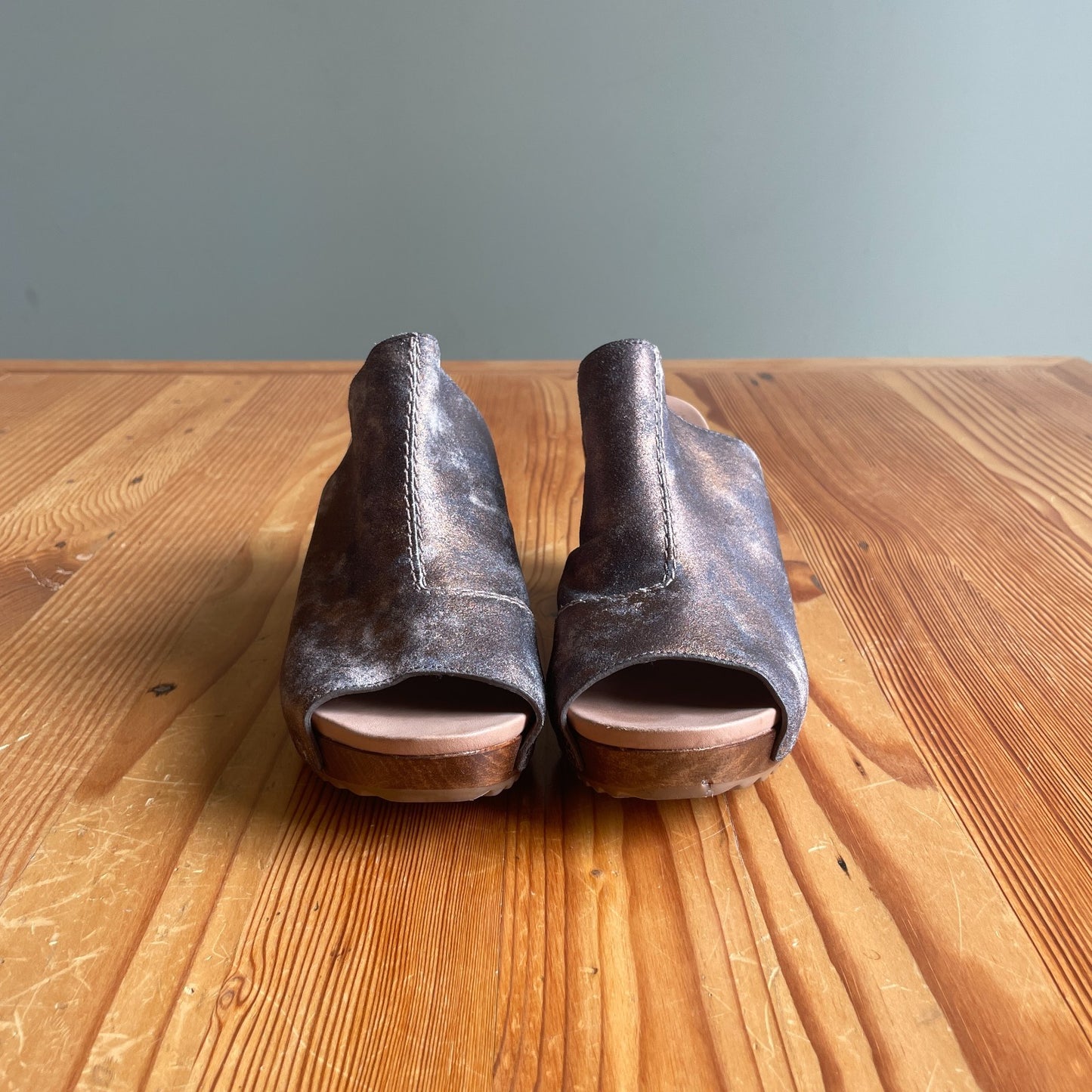 39 / 9 - Dansko Distressed Metallic Leather Clogs w/ Wooden Cutout Heel 0718ML