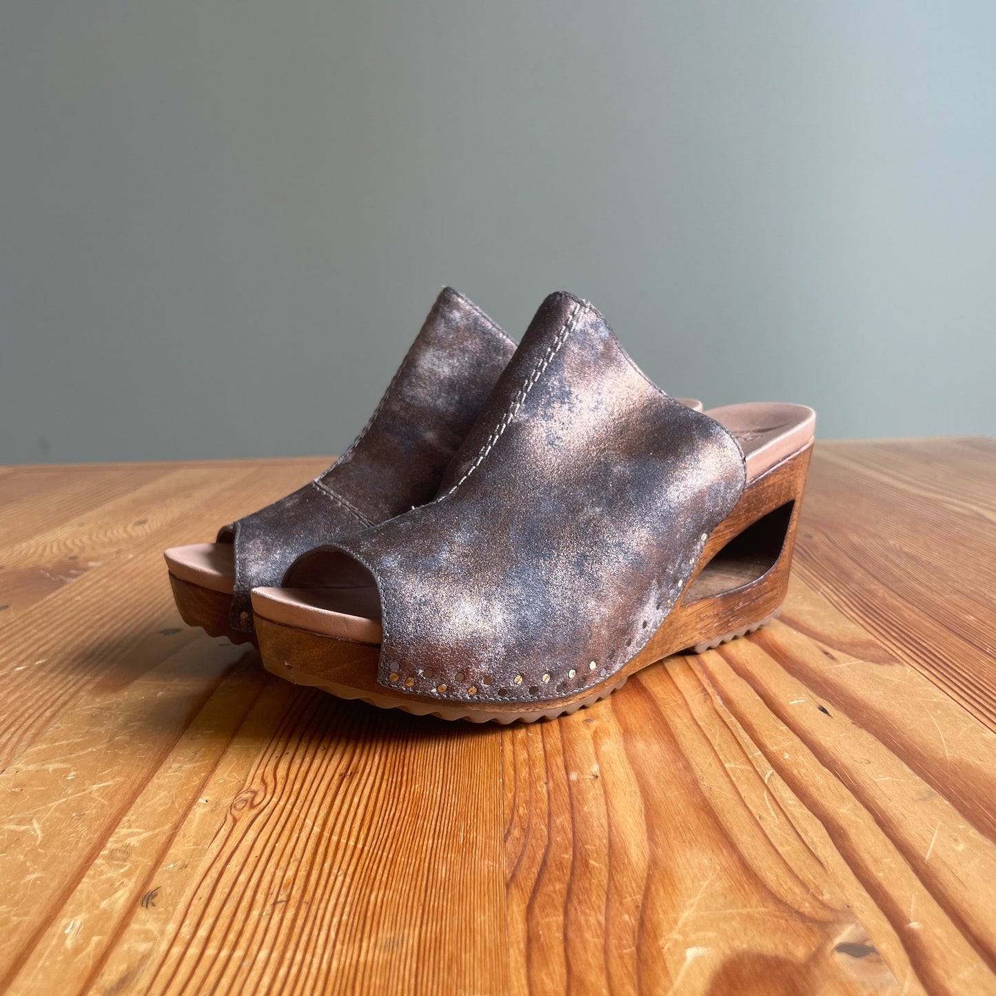 39 / 9 - Dansko Distressed Metallic Leather Clogs w/ Wooden Cutout Heel 0718ML