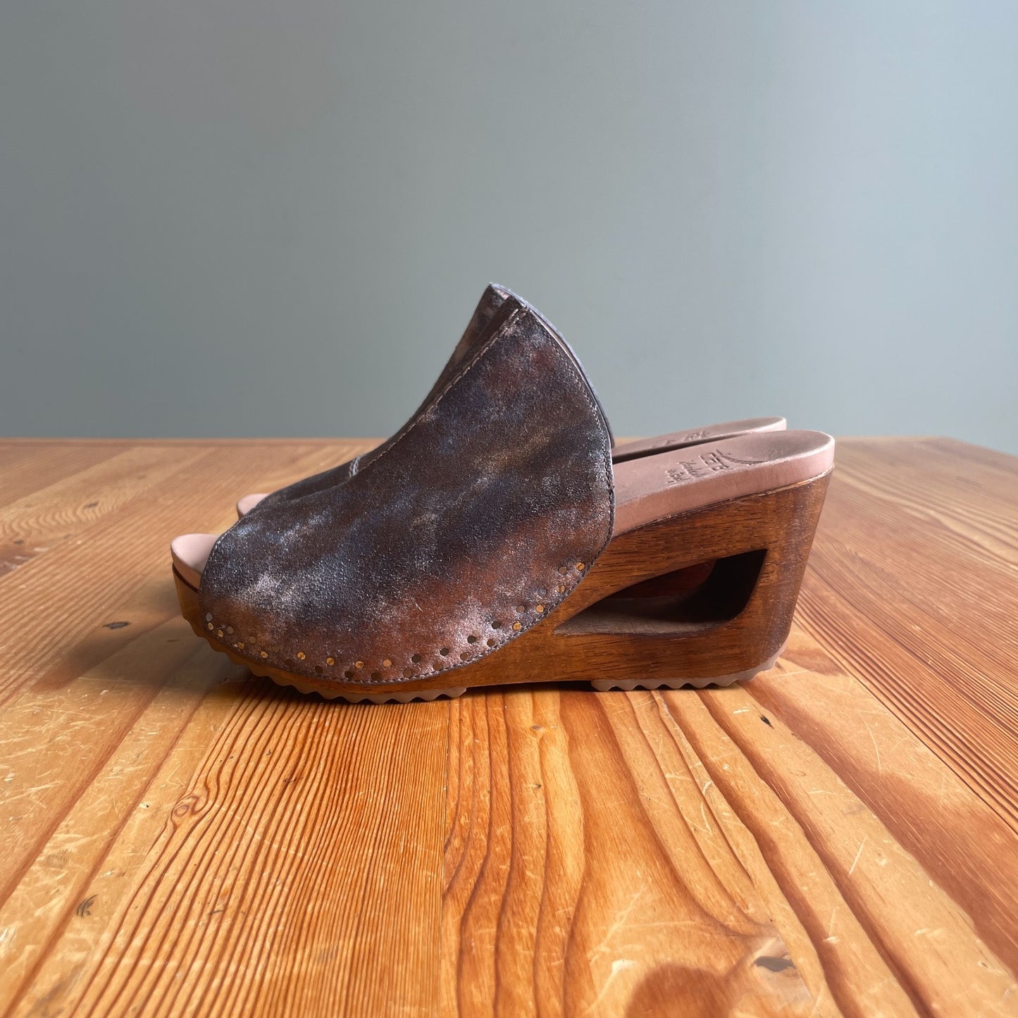 39 / 9 - Dansko Distressed Metallic Leather Clogs w/ Wooden Cutout Heel 0718ML