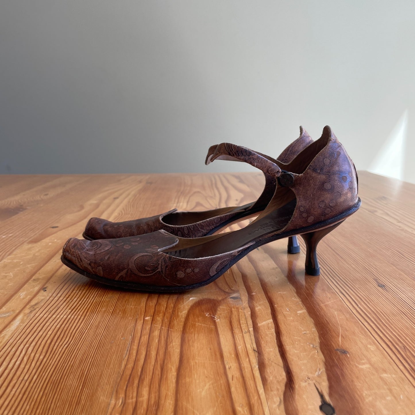 38 / 7.5 - 8 - Cydwoq Brown Embossed Kitten Heel Vintage Y2K Pumps 0708RC