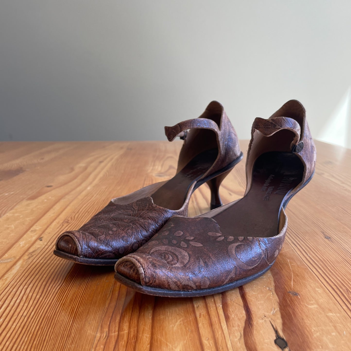 38 / 7.5 - 8 - Cydwoq Brown Embossed Kitten Heel Vintage Y2K Pumps 0708RC