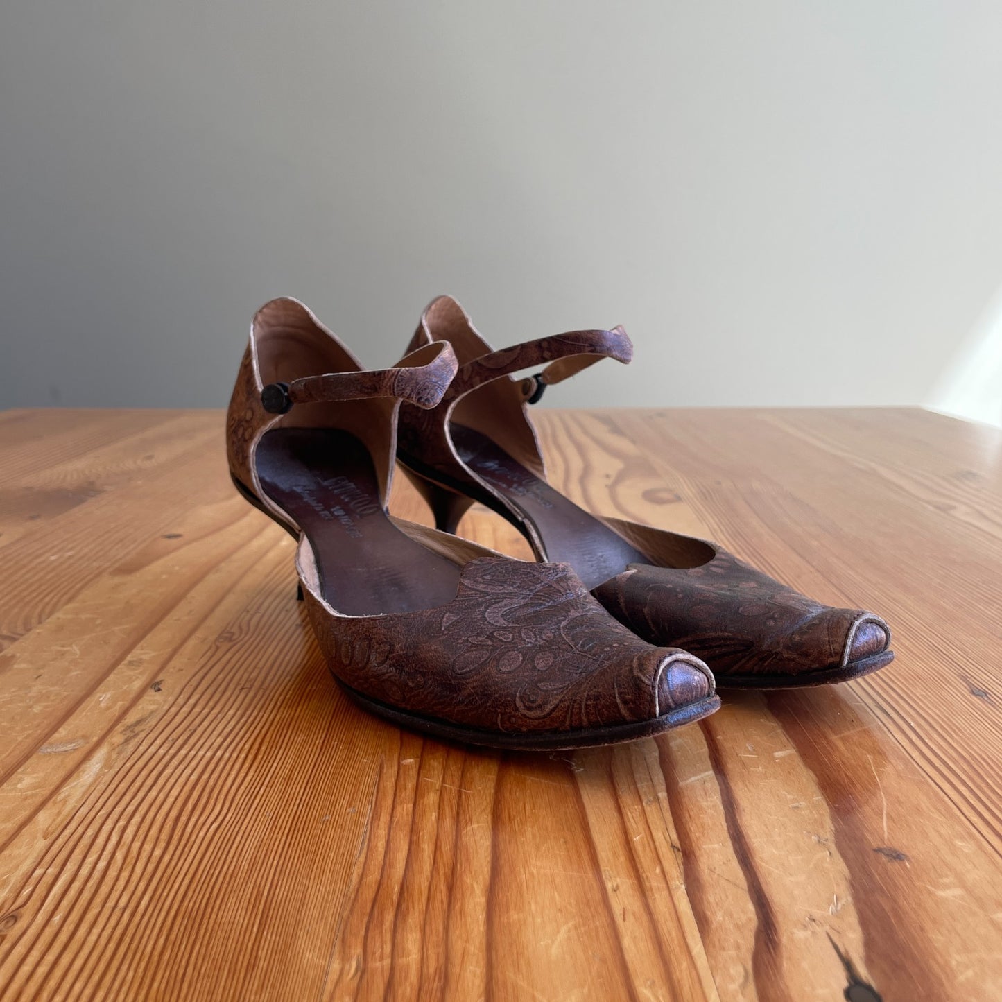 38 / 7.5 - 8 - Cydwoq Brown Embossed Kitten Heel Vintage Y2K Pumps 0708RC