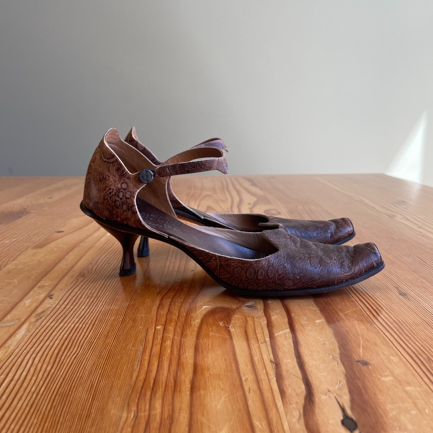 38 / 7.5 - 8 - Cydwoq Brown Embossed Kitten Heel Vintage Y2K Pumps 0708RC