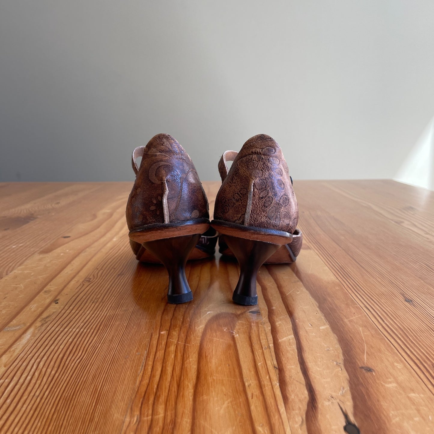 38 / 7.5 - 8 - Cydwoq Brown Embossed Kitten Heel Vintage Y2K Pumps 0708RC