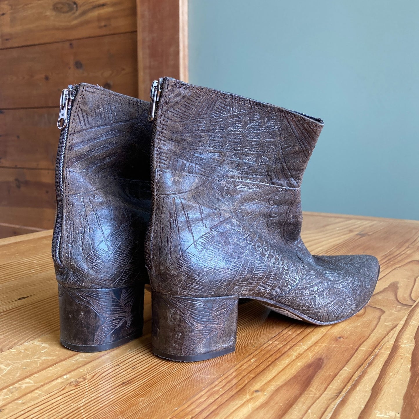 39 / 8.5 - Free People Etched Leather Point Toe Southwest Boho Ankle Boot 1201SG