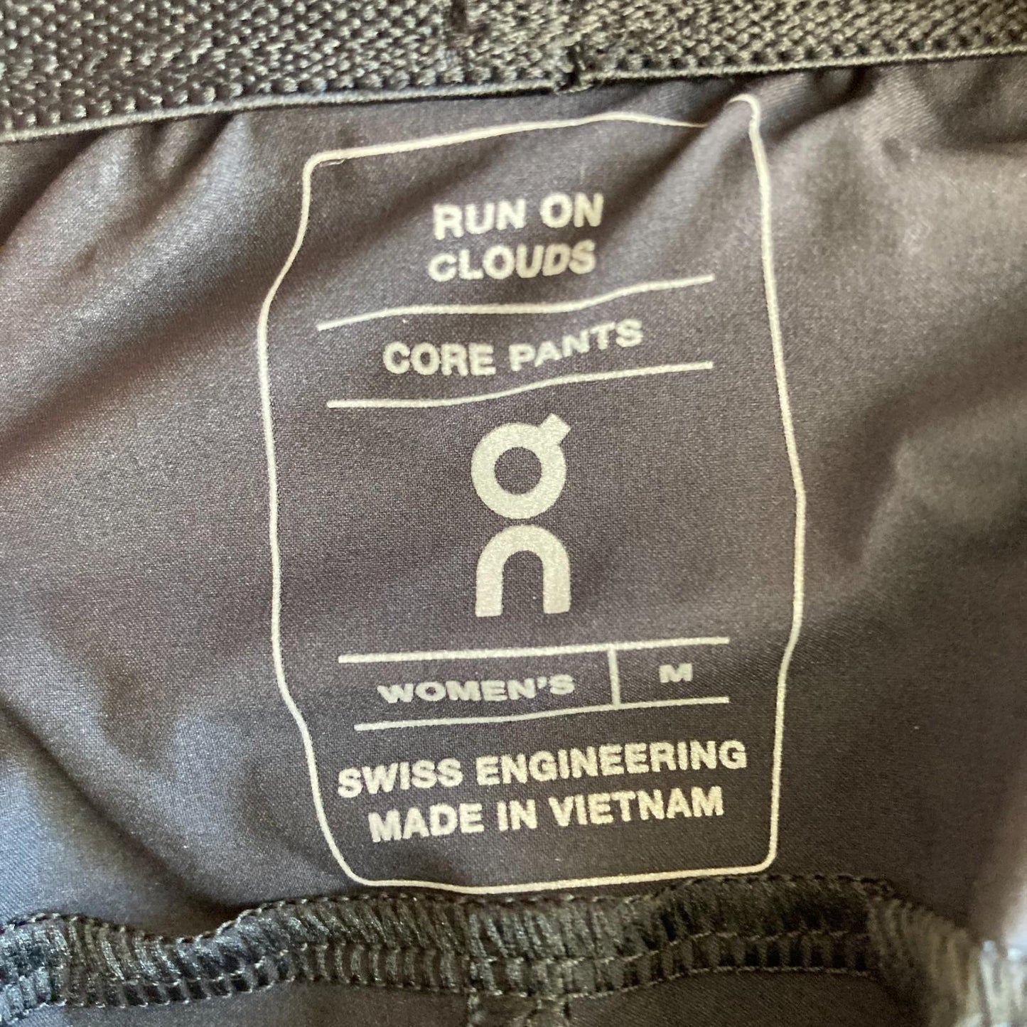 M - On Running $120 Black Elastic Waist Reflective Back Core Pants NEW 0920RC