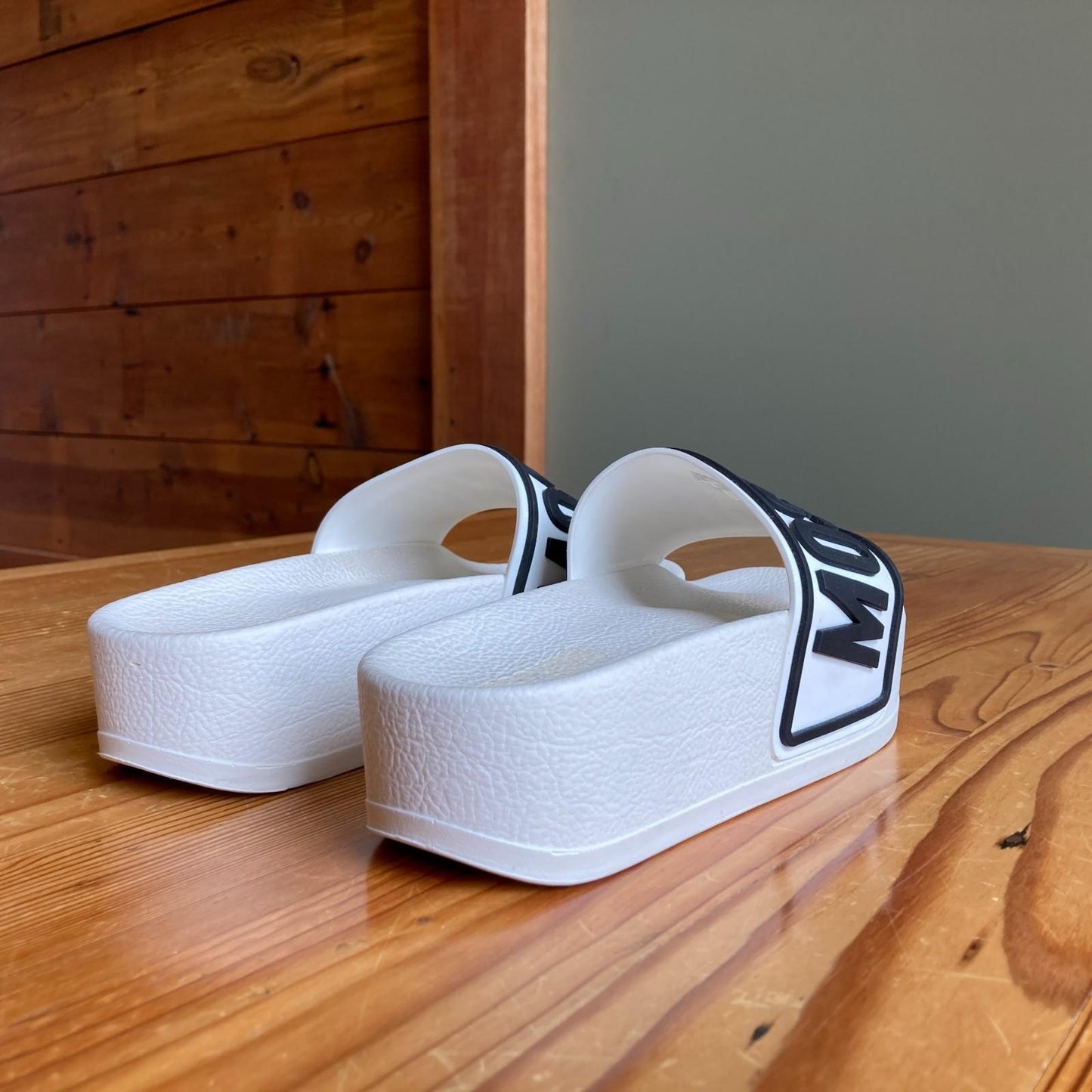 37 / 7 - Moschino White Rubber Logo Strap Platform Sandals Slides 0929JY