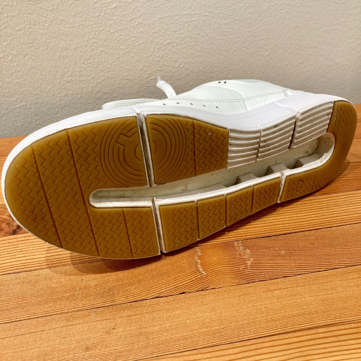 ON White The Roger Centre Court Sneaker Womens Shoes - Size 7.5 - 1011MM