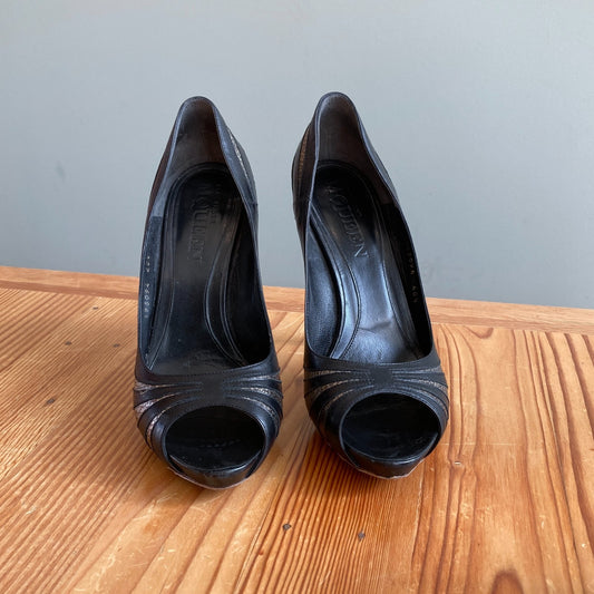 40.5 / 10.5 - Alexander McQueen $850 Black & Gold Leather Heels w/ Box 0628AC