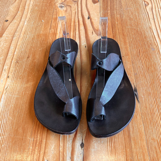 Cydwoq Gray Metallic Leather Cat Flat Sandals - Size 40 / 10 - 1114LH