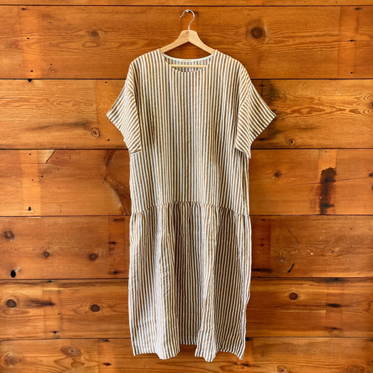 M - Black Crane Brown White Thin Stripe Short Sleeve NEW Easy Dress 0416JW
