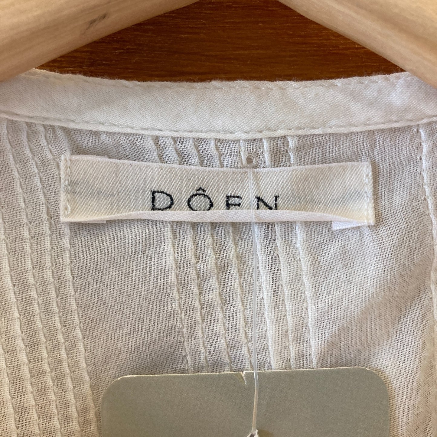 Dôen White Sheer Cotton Ruffled Neckline Short Sleeve Top - Size M - 1011SC