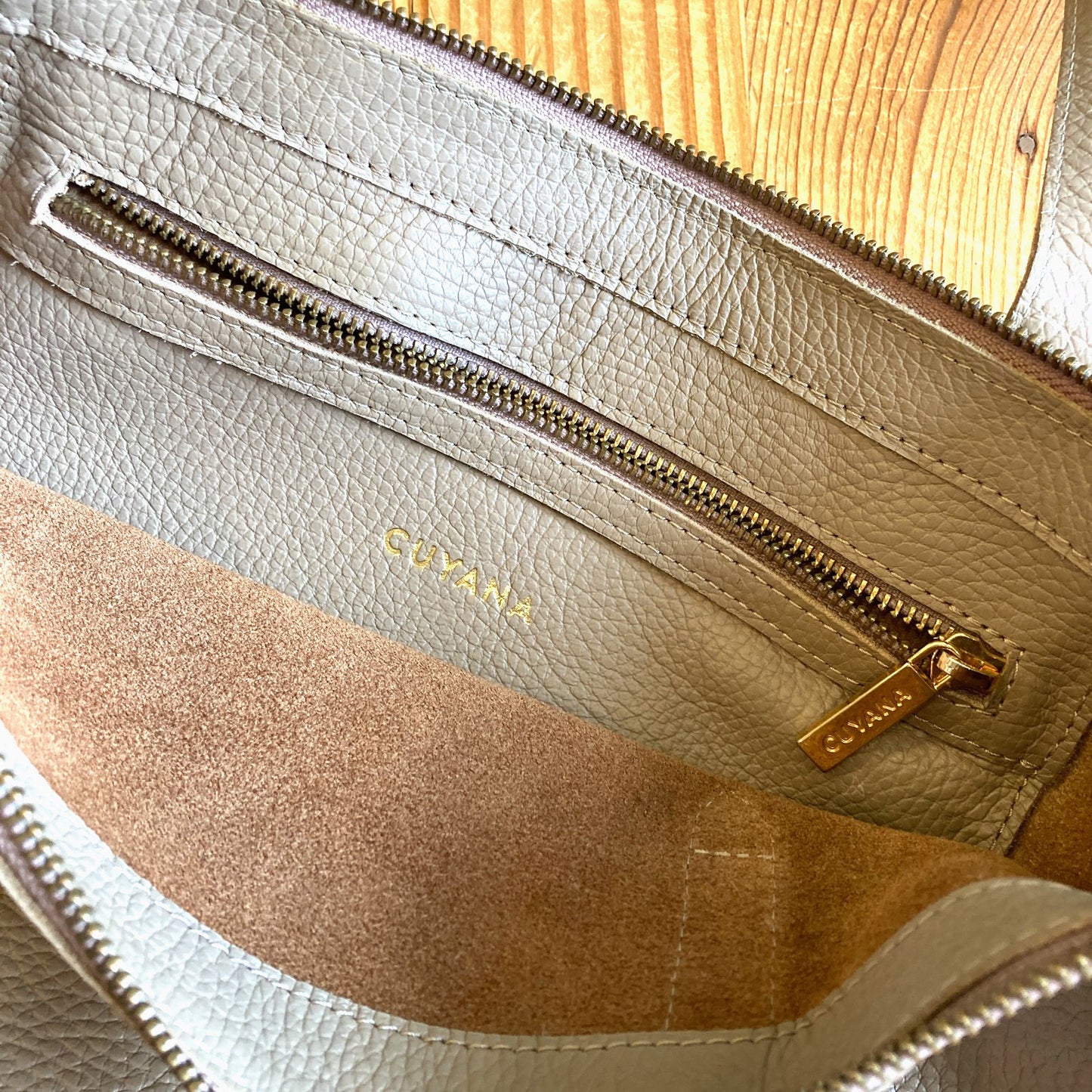 Cuyana Beige Pebbled Leather Carryall Tote Bag Purse 0131AG