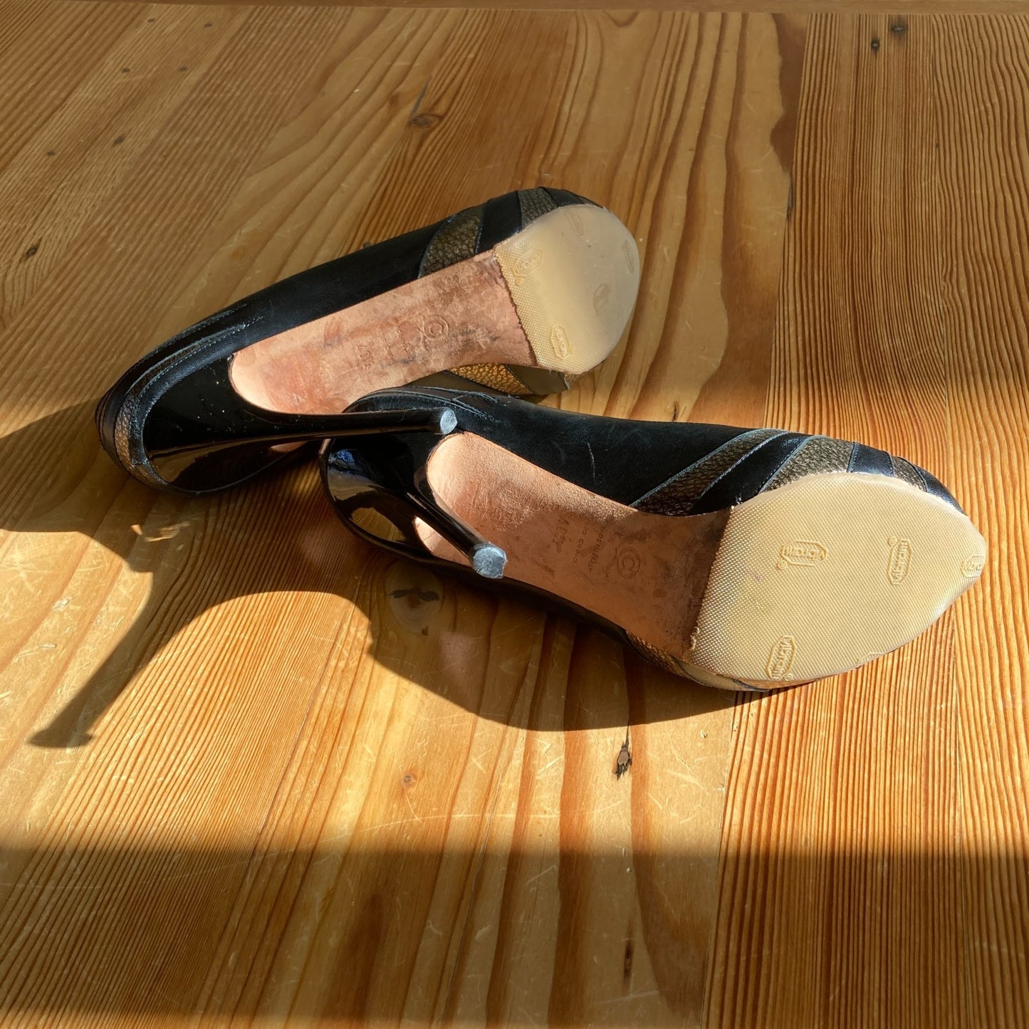 40.5 / 10.5 - Alexander McQueen $850 Black & Gold Leather Heels w/ Box 0628AC