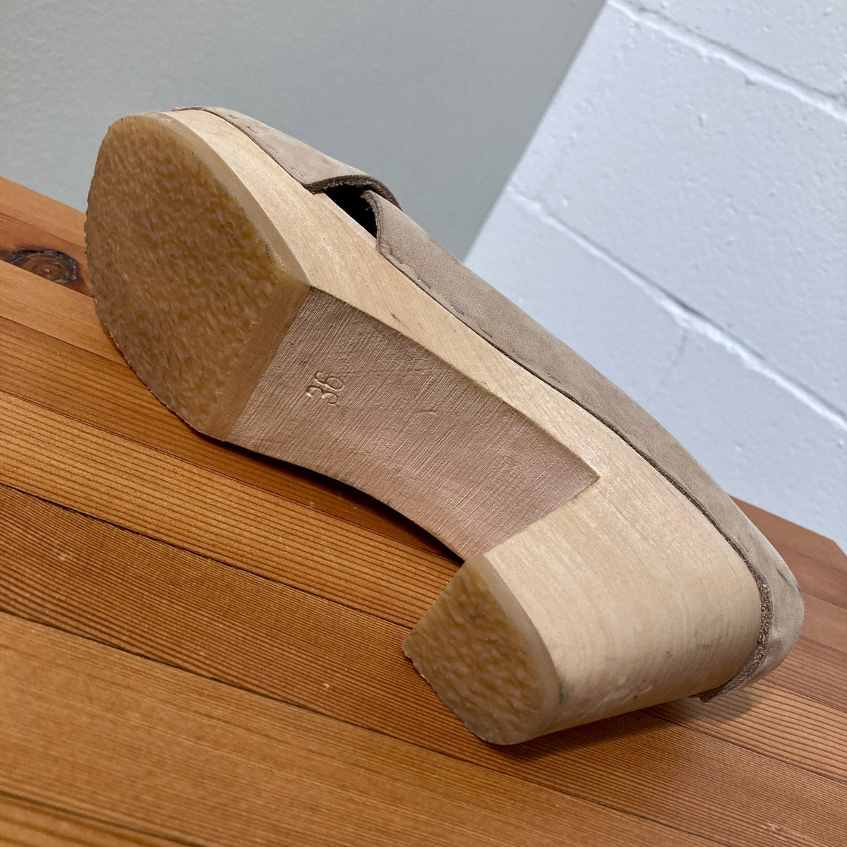 Bryr Tan Leather Wood Heel Cross-Strap Sandals Shoes - Size 36 / 6 - 0312IG