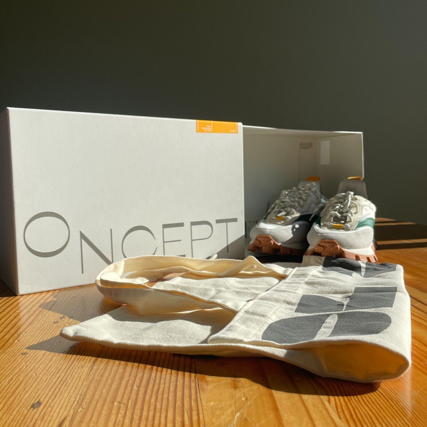 8 - Oncept $300 Ivory / Green Osaka Elite Trainer Lug Bottom Shoes w/ Box 4427SC