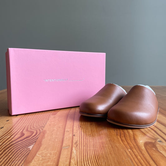 38/7.5 - Intentionally Blank Free People Caramel Agatha Slides NEW w/ Box 1213EJ