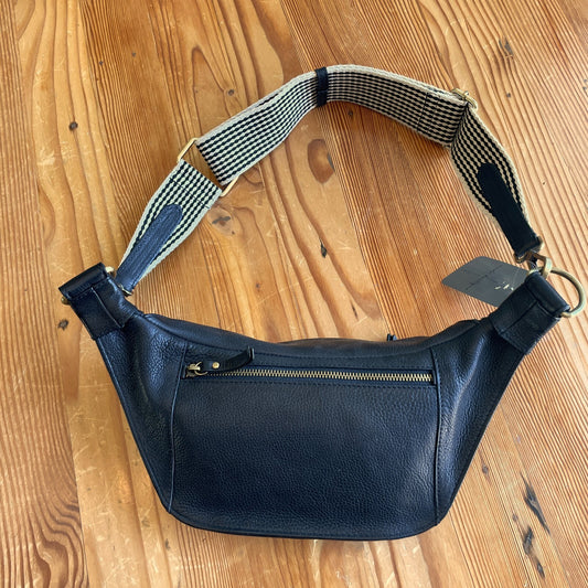 O My Bag Amsterdam $279 Black Pebbled Leather Laura Sling Purse 1217MA