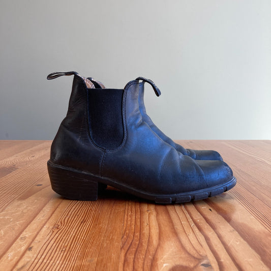 9 - Blundstone $210 Black Leather 1671 Heeled Ankle Pull-On Boots 0131AB