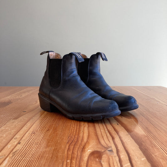 9 - Blundstone $210 Black Leather 1671 Heeled Ankle Pull-On Boots 0131AB