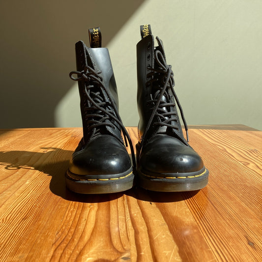 8 - Dr Martens Black Leather 10 Eye Lace Up 1490 Combat Boots 0826NH