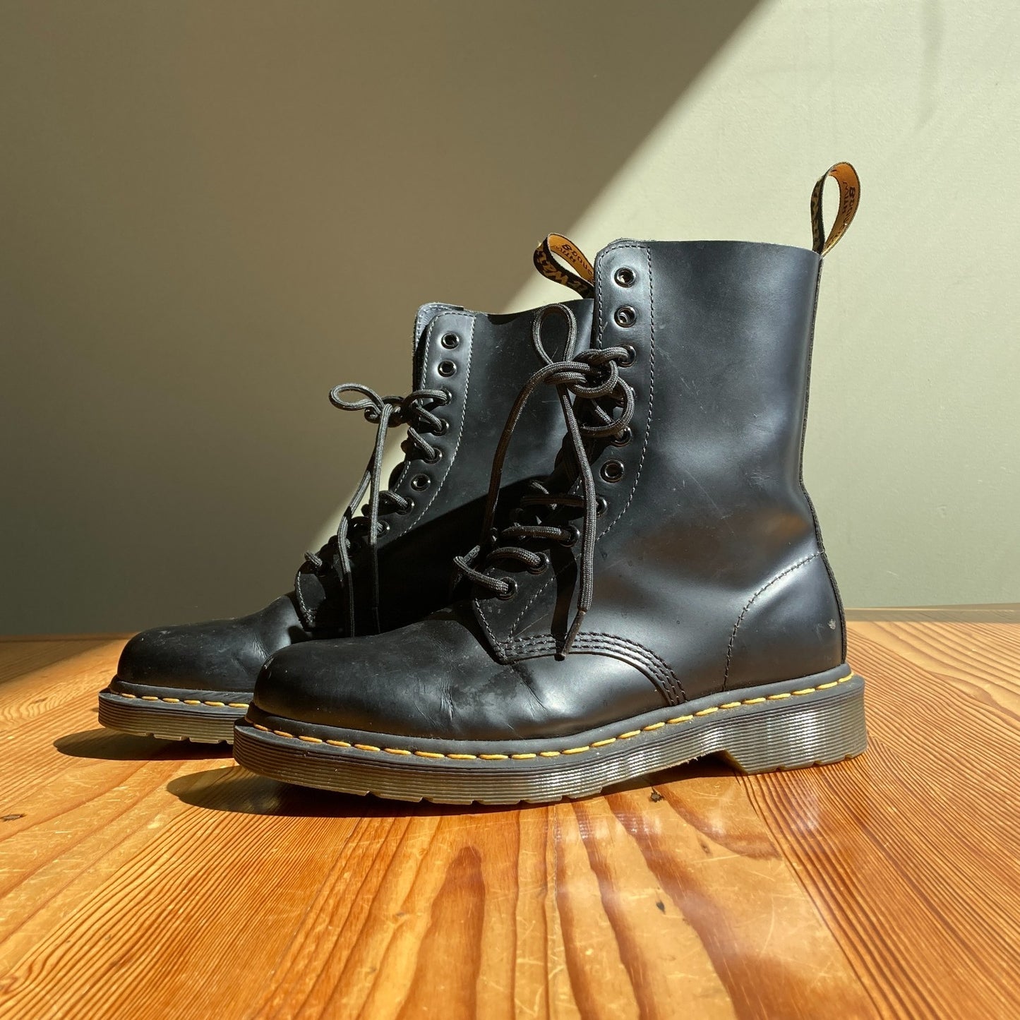 8 - Dr Martens Black Leather 10 Eye Lace Up 1490 Combat Boots 0826NH