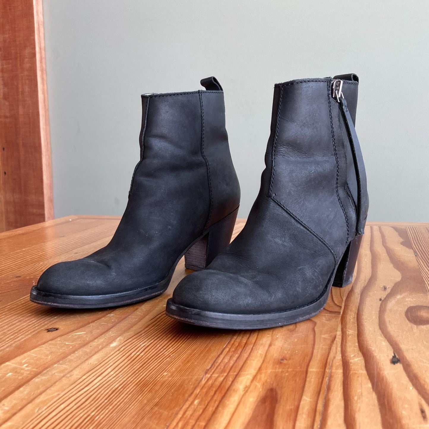 40 / 9.5 - ACNE Black Leather Pistol Side Zip Ankle Booties Womens Boots 0703TC