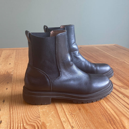 8.5 - Madewell Black Leather The Bradley Chelsea Lugsole Boots 0618BS