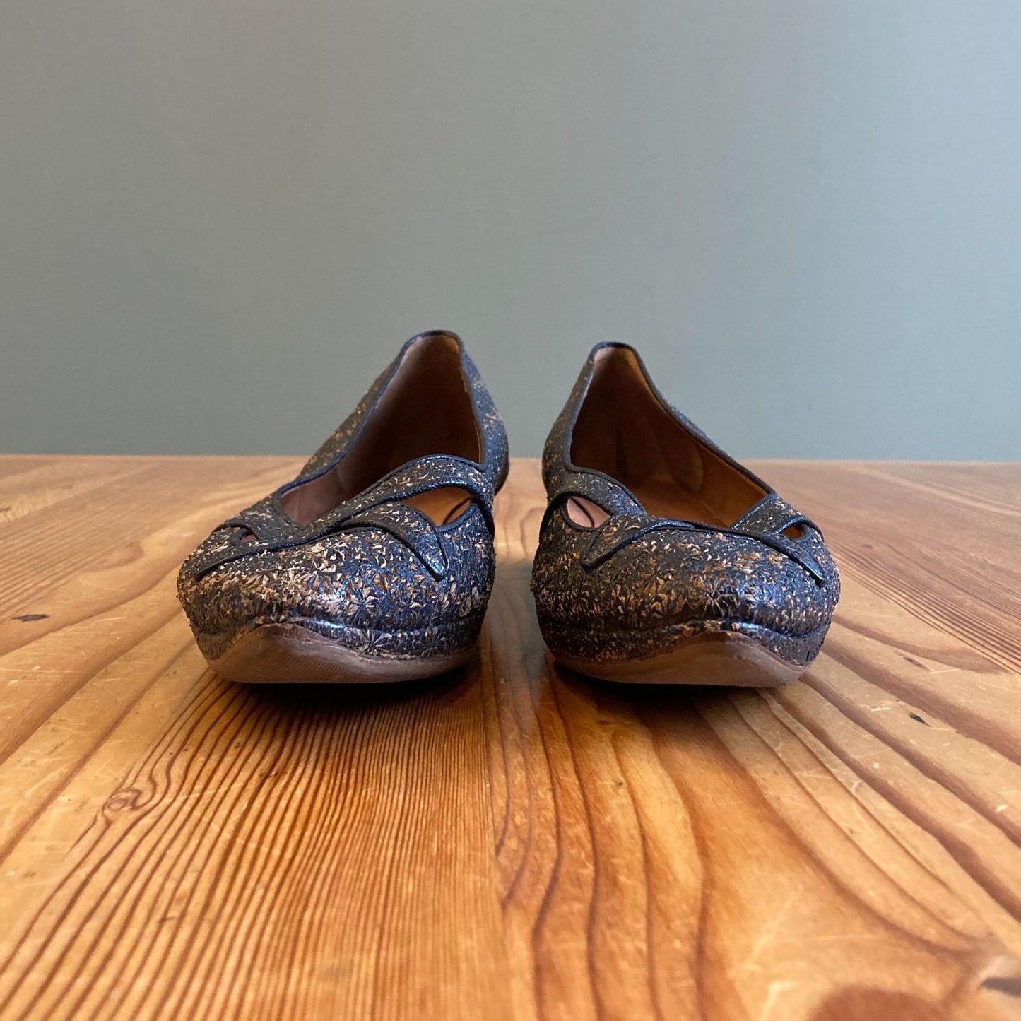 39.5 / 9 - Dries van Noten Black & Tan Floral Low Wedge Flats Shoes 1019HV