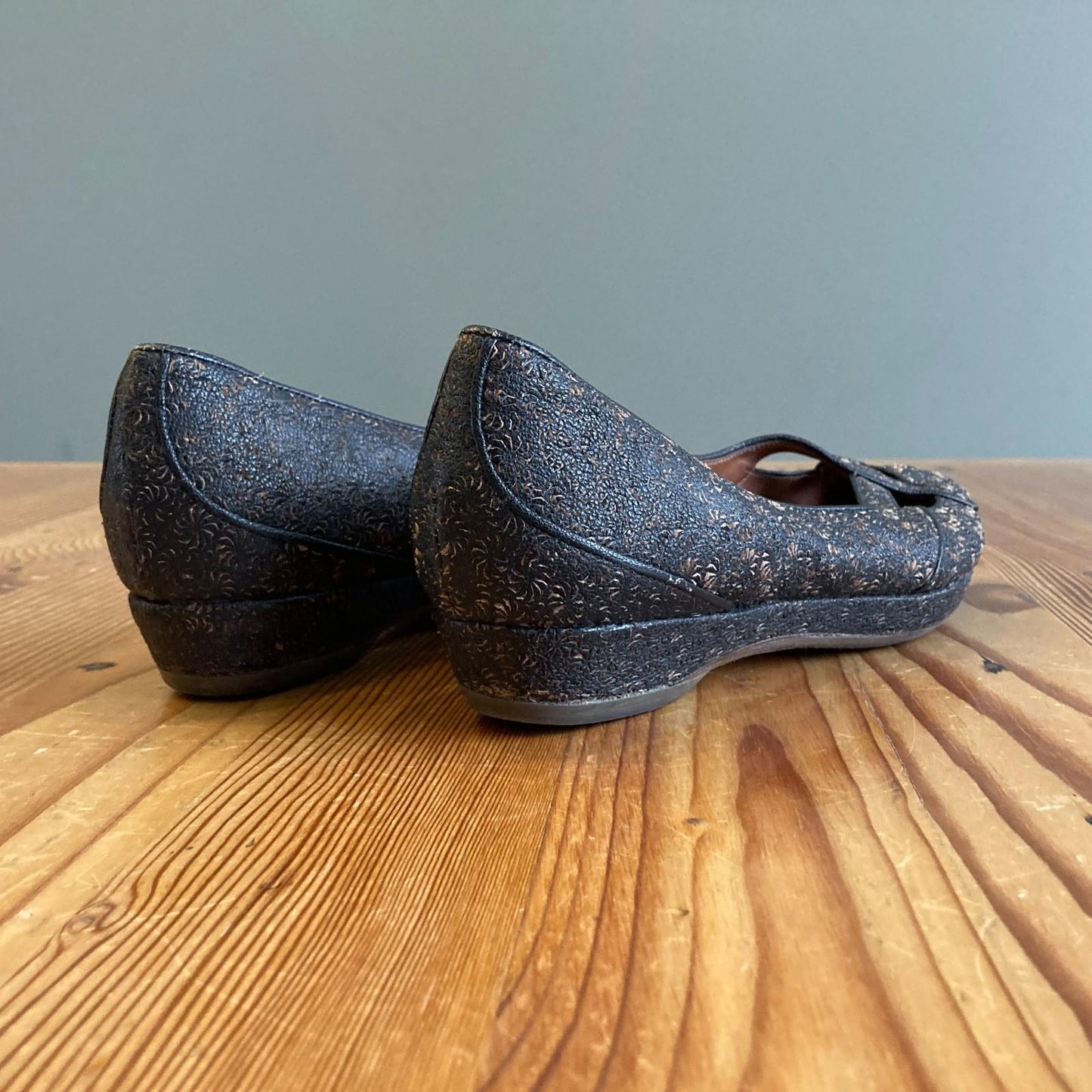 39.5 / 9 - Dries van Noten Black & Tan Floral Low Wedge Flats Shoes 1019HV