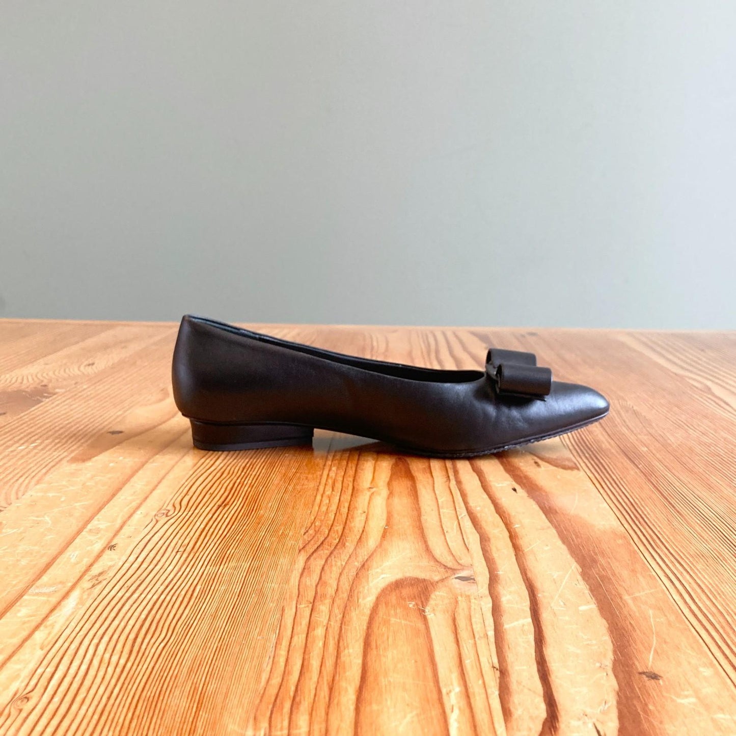 8.5 - Ferragamo Black Leather Bow Toe Viva Flats Shoes w/ Box 0419NR